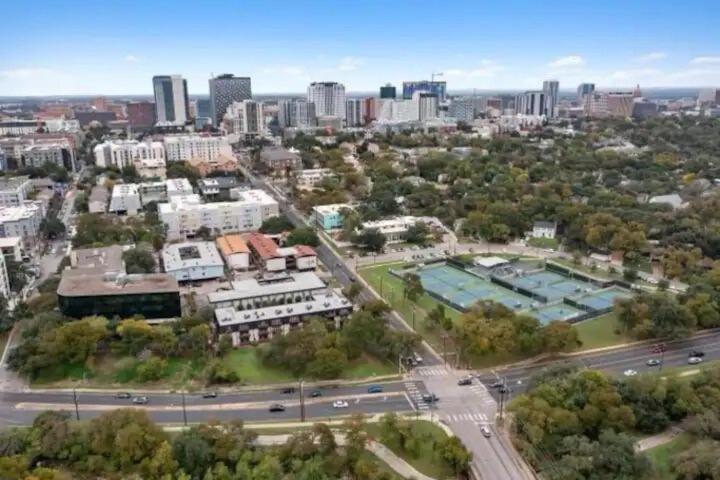 Stunning Area, King Suite, Balcony, Free Parking, 2 Mins To Ut Apartment Austin