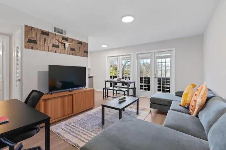 Stunning Area, King Suite, Balcony, Free Parking, 2 Mins To Ut *