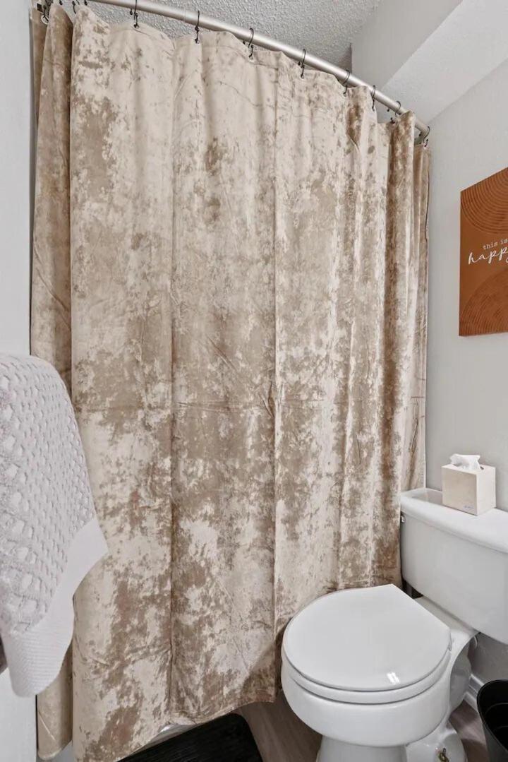 Apartment Stunning Area, King Suite, Balcony, Free Parking, 2 Mins To Ut *