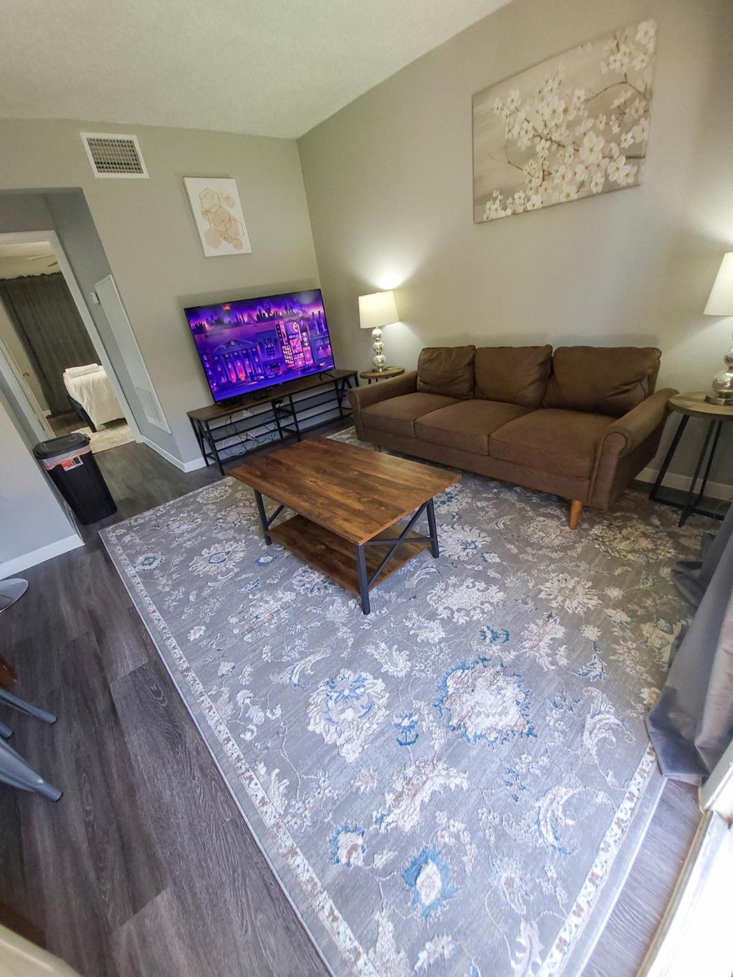 Beautiful 1br 5 Mins To Ut 6879 Apartment *