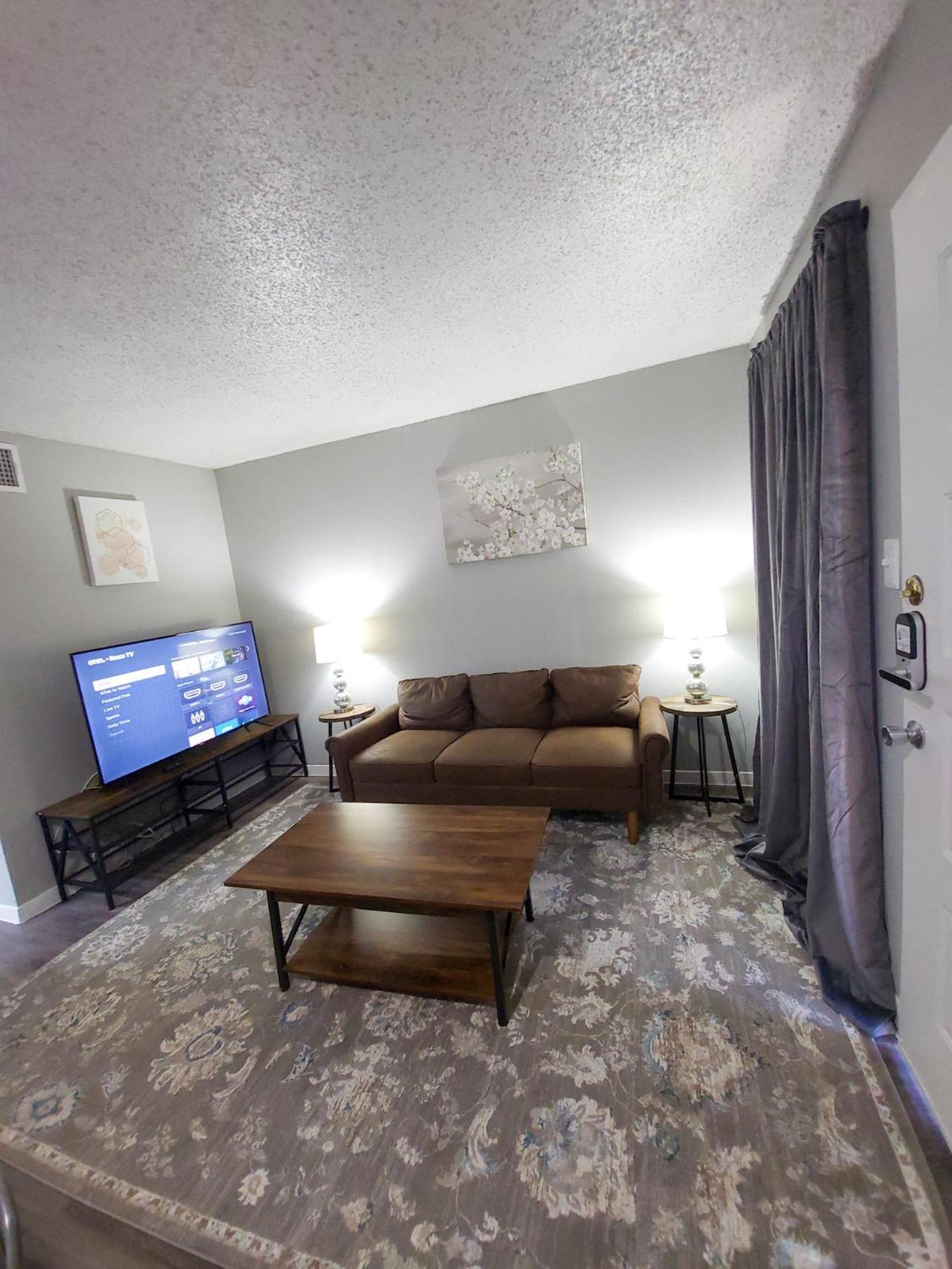Beautiful 1br 5 Mins To Ut 6879 Apartment