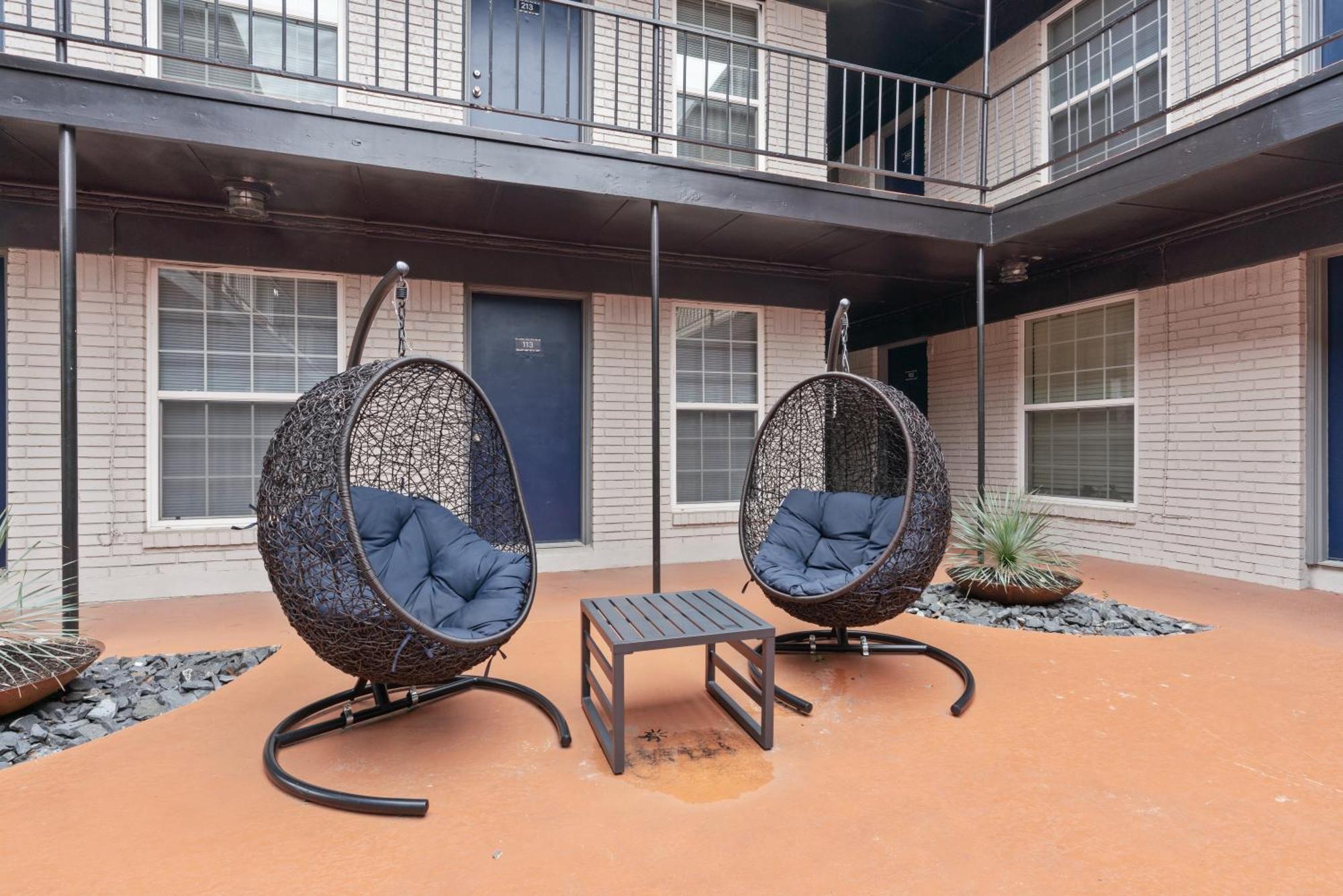 Stunning Area, King Suite, Balcony, Free Parking, 2 Mins To Ut Apartment