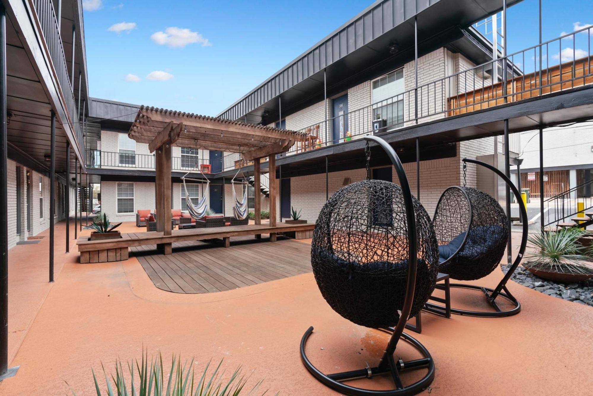 Stunning Area, King Suite, Balcony, Free Parking, 2 Mins To Ut Apartment *