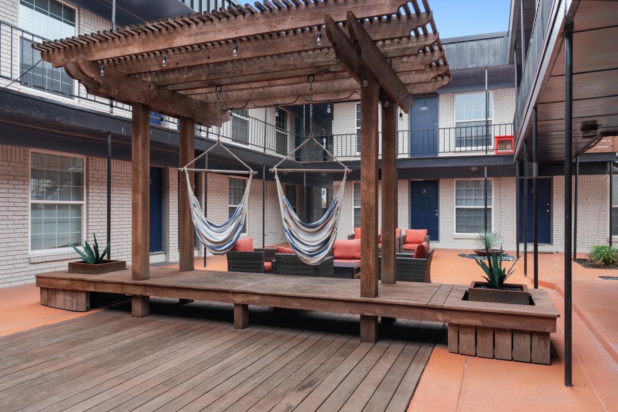 Stunning Area, King Suite, Balcony, Free Parking, 2 Mins To Ut Apartment