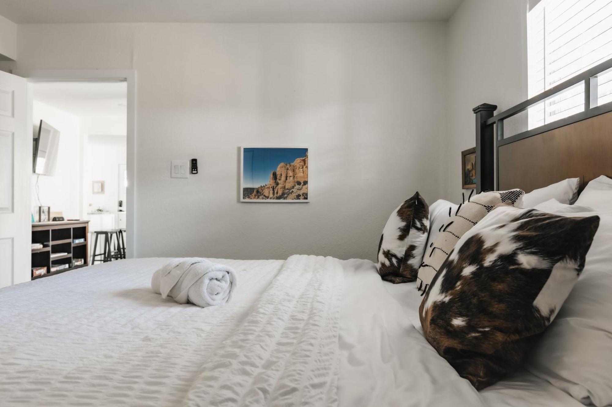 Modern Atx Escape - Walks To Lake, Spacious, King Bed Holiday home *