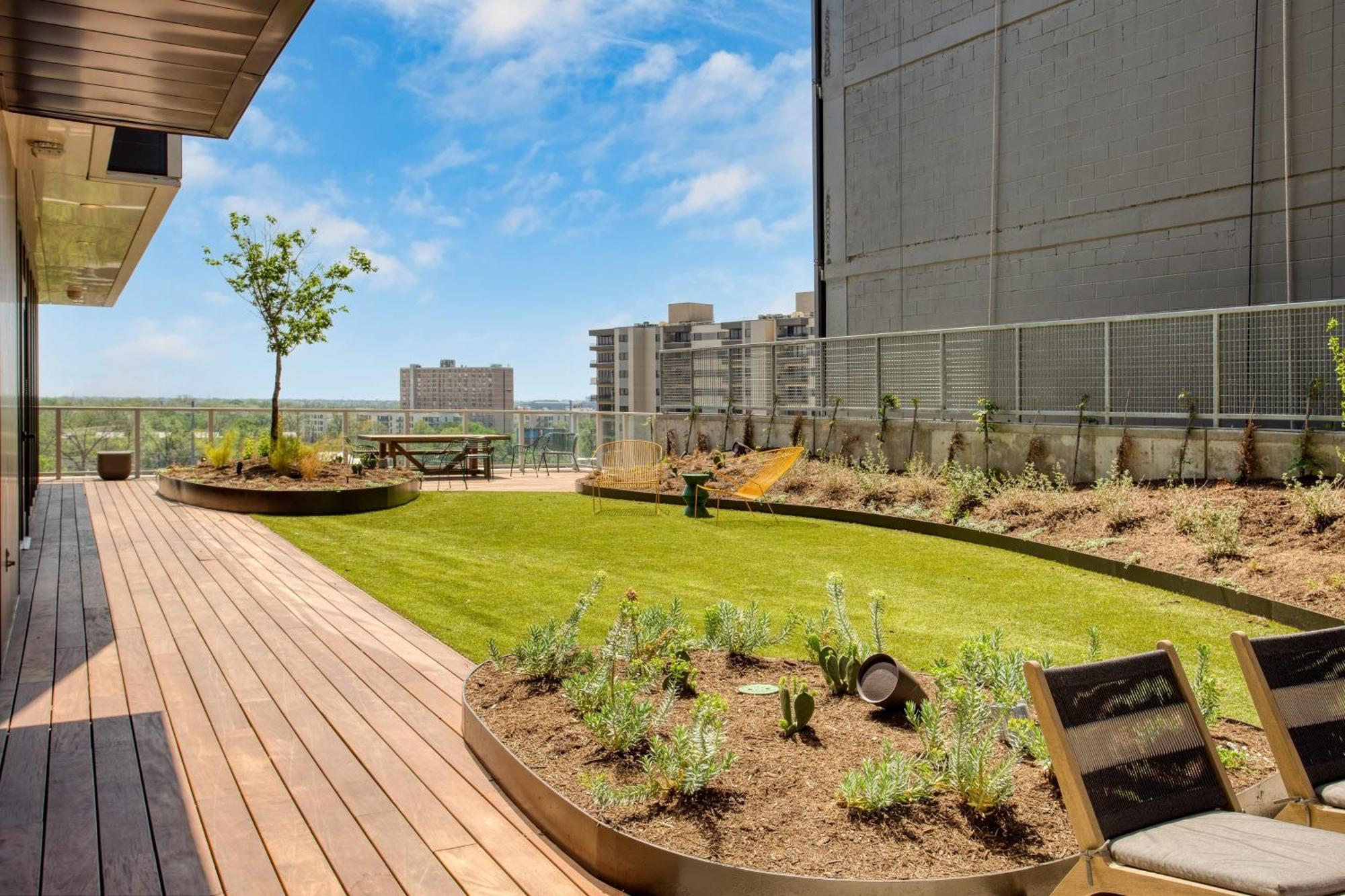 Sleeps 40 12 In New High Rise W Rooftop Pool Gym Yoga Holiday home