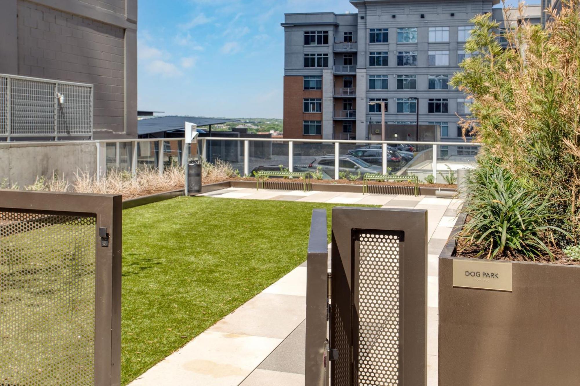 Sleeps 40 12 In New High Rise W Rooftop Pool Gym Yoga Austin