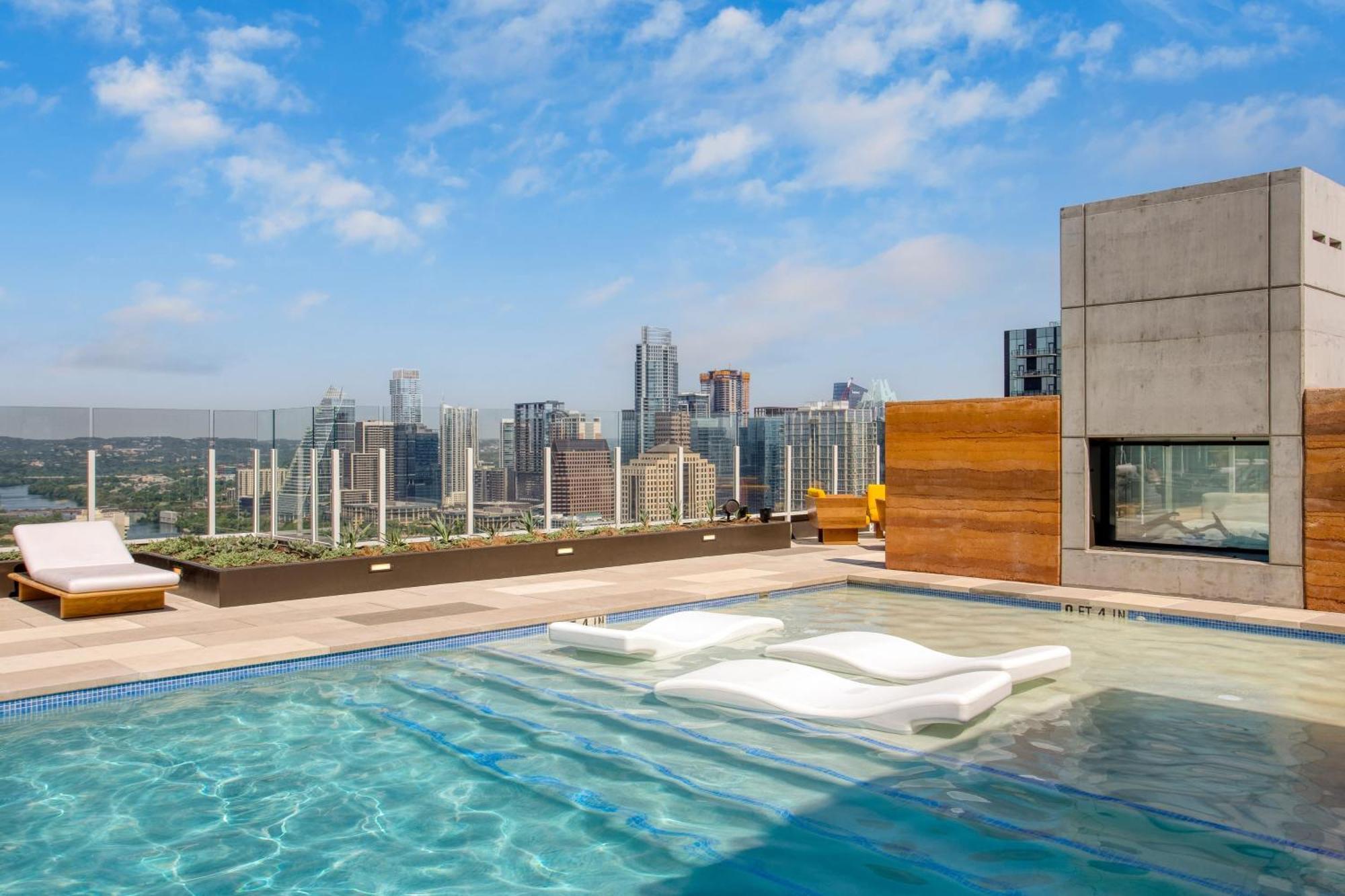Sleeps 40 12 In New High Rise W Rooftop Pool Gym Yoga Austin