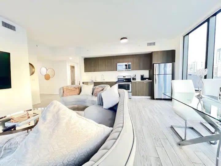 2br, 2 Baths Lux Downtown Heart Of With Amazing Views, Pool, & Gym Apartment