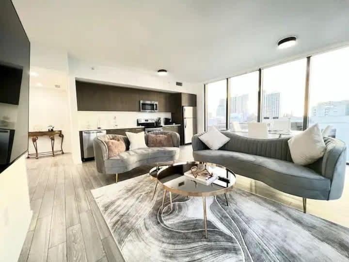2br, 2 Baths Lux Downtown Heart Of With Amazing Views, Pool, & Gym Apartment Austin