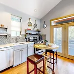 East 2Nd Guest House