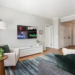 King Beds And Memory Foam Sleeper In Vibrant Atx Apt