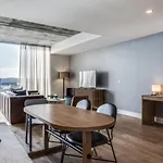2 Bedroom Lux Panoramic View - Rainey