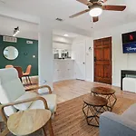 Stay Longer In Austin King Suite And Poolside Fun!