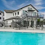 Spacious 3B/3Bath W/ Gym, Free Parking, 1G Wi-Fi