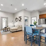Chic & Homey 3-Br Close To Downtown Heart Of 704