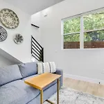 Tiny House-Sleeps 4-Kitchen-Washer/Dryer-Patio