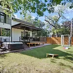 Luxurious Modernism With Private Hot Tub And Garage