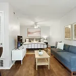 1St Floor Apt Hyde Park Bathtub And Free Parking
