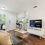 1St Floor Apt Hyde Park Bathtub And Free Parking