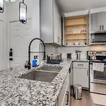 Luxurious 2Br+Resort Style Pool_5 Min To Domain