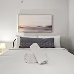 Prime Location Modern Comfort Plus Sleeps Up To 16