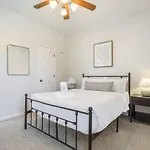 Perfect Central Location W Free Prkg And Cozy Beds