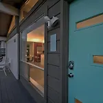 Cheery Modern Retreat Near Soco & Downtown By Lodgewell