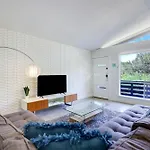 Cheery Modern Retreat Near Soco & Downtown By Lodgewell