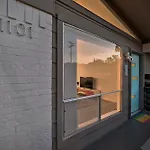 Cheery Modern Retreat Near Soco & Downtown By Lodgewell