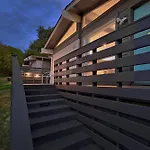Cheery Modern Retreat Near Soco & Downtown By Lodgewell