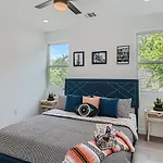 7 Bdrm Compound Near Dt Austin Perfect For Sxsw New Pool March 2025