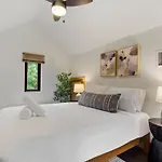 Stylish Boho Loft W Free Prkg With Luxurious King Bed