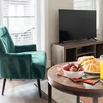 Stylish Downtown Austin Suites With Gym And Pool Access