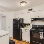 Your 2B Getaway - Walk Dtwn - Sleeps 6 - Pool And Prkg