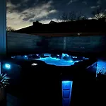 East Austin Flair With Hot Tub - Brass!