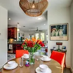 Centrally Located Austin Townhome 3 Mi To Dtwn!