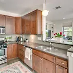 Centrally Located Austin Townhome 3 Mi To Dtwn!