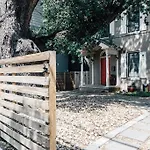 Victorian Getaway- Close To Downtown & Airport, Sleeps 5
