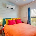Tiny Home With Pool Access, 8 Mi To Downtown Austin!