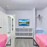 Pink Fun Home - Minutes To Downtown-Aus