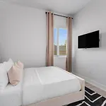 Luxurious Home - Downtown Access - Spacious
