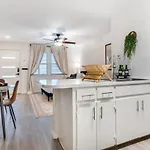 Stylish Studio In Allandale 10 Mins To Downtown.
