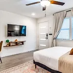 Stylish Studio In Allandale 10 Mins To Downtown.