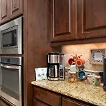 Upstay - Spacious Home W Pool-Hot Tub-Office-Yard