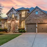Upstay - Spacious Home W Pool-Hot Tub-Office-Yard