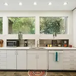 Ut Austin Creekside Villa - 5 Bedroom Home