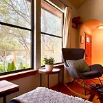 Stylish Cottage In West Austin