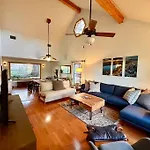 Stylish Cottage In West Austin