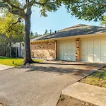 Outdoor Entertainment Space Austin Family Home
